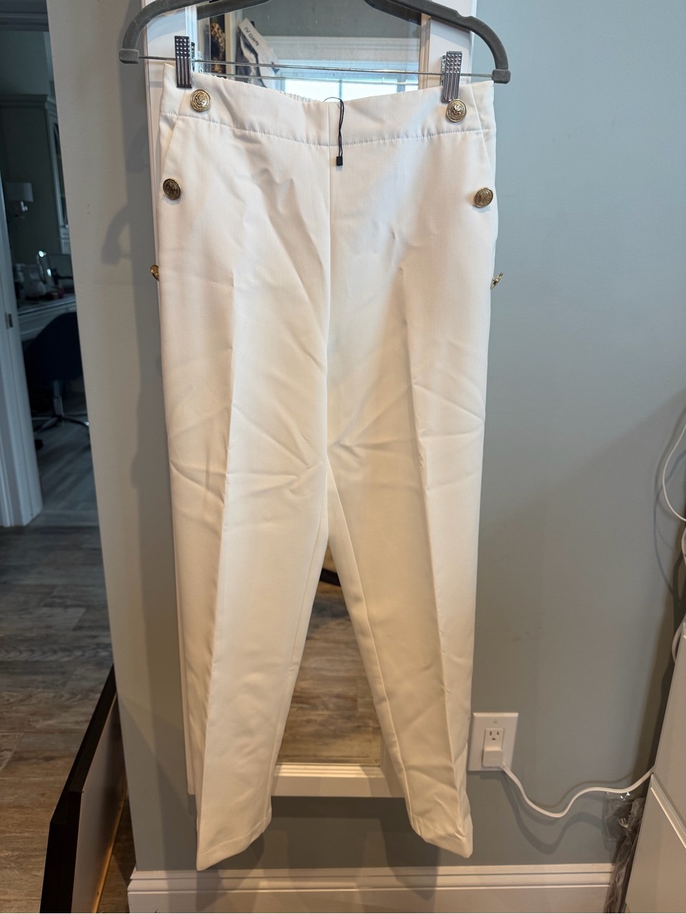 ZARA NWOT white pants with Gold Buttons